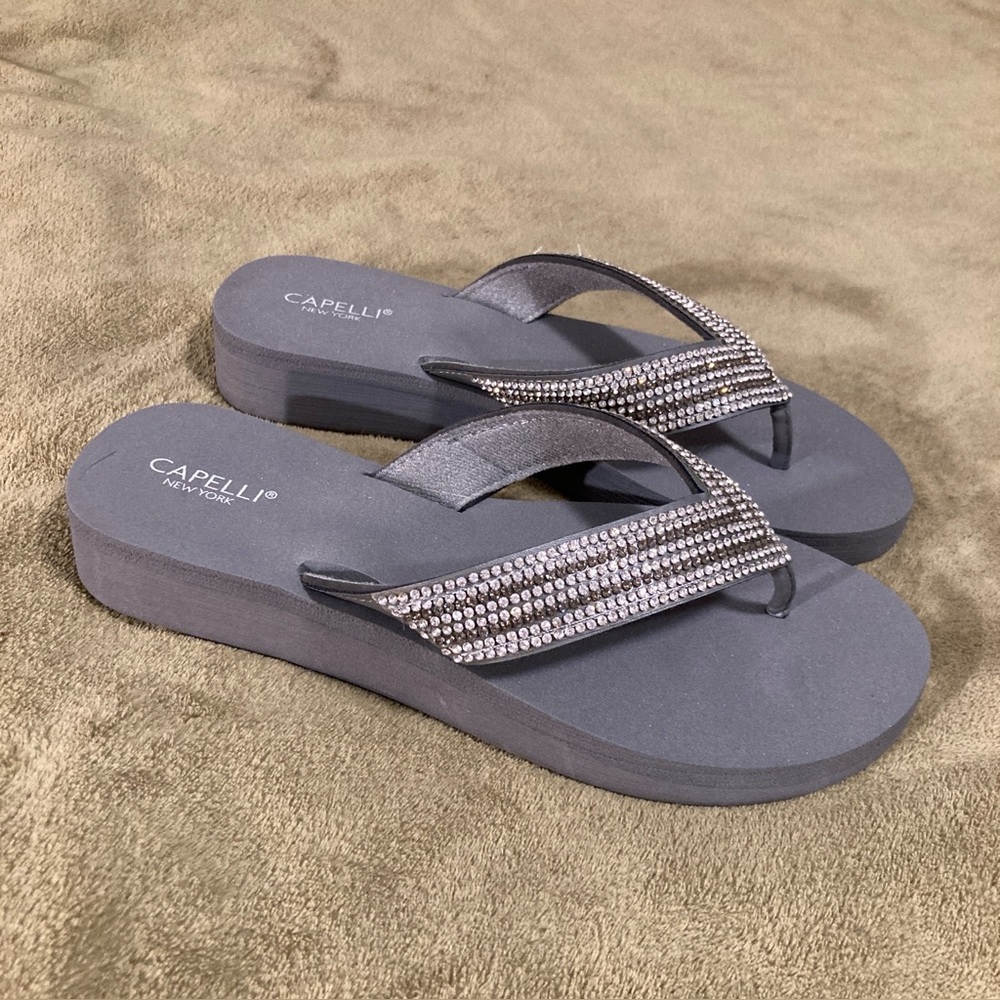 NWOT Capelli of New York Vintage 80s Flip Flop Sandals Gray Size 7.5M
